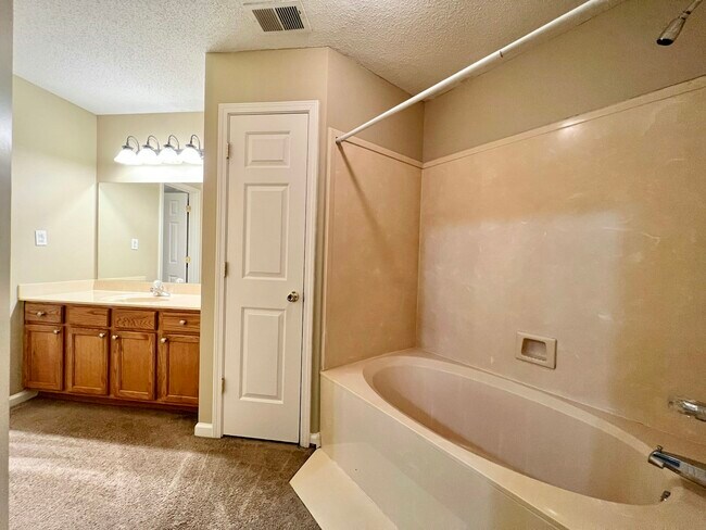 Building Photo - 951 Scofield Dr