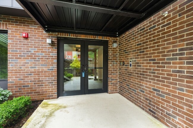 Building Photo - Comfort Meets Convenience in This Bellevue Condo