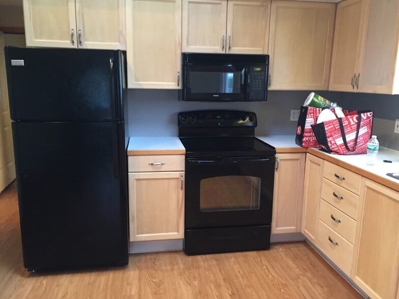 Building Photo - 42 Pond St