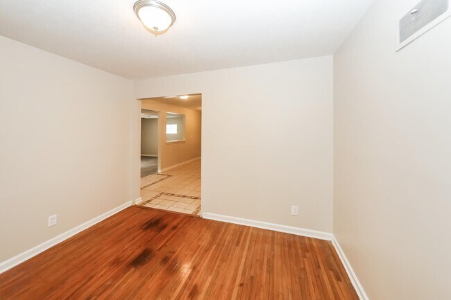 Building Photo - 3045 Beauchamp Dr
