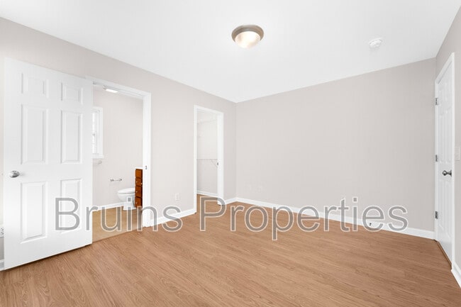 Building Photo - 5611 Sycamore Glen Rd