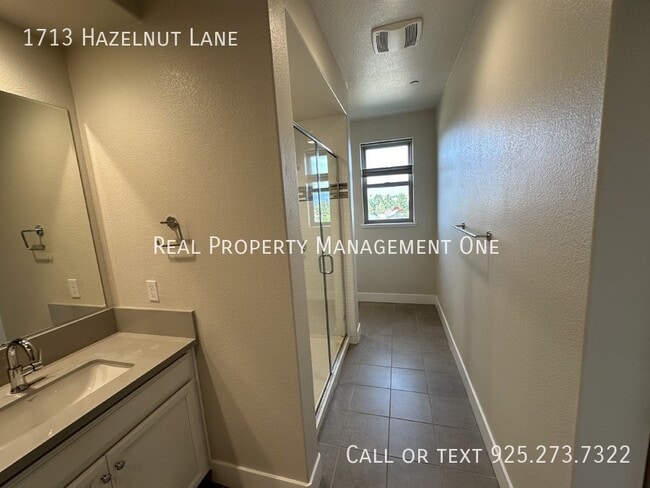 Building Photo - 1713 Hazelnut Ln