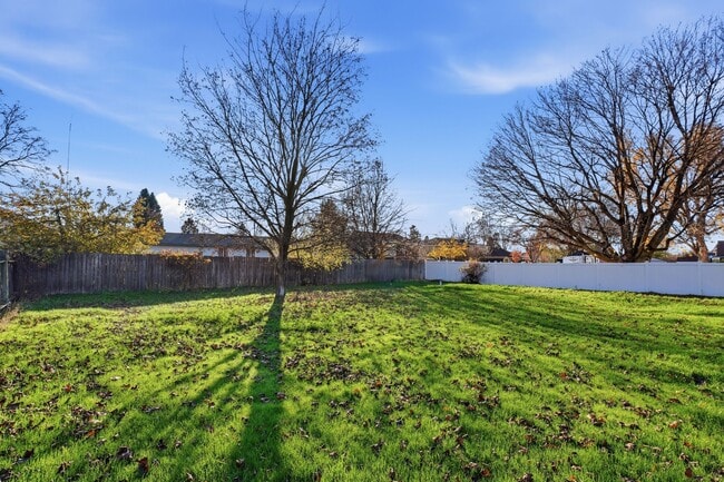 Building Photo - 14516 E Mallon Ave