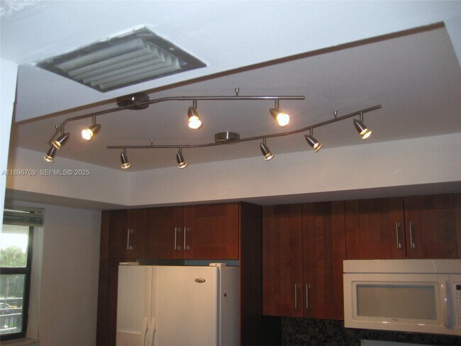 Building Photo - 16051 Blatt Blvd