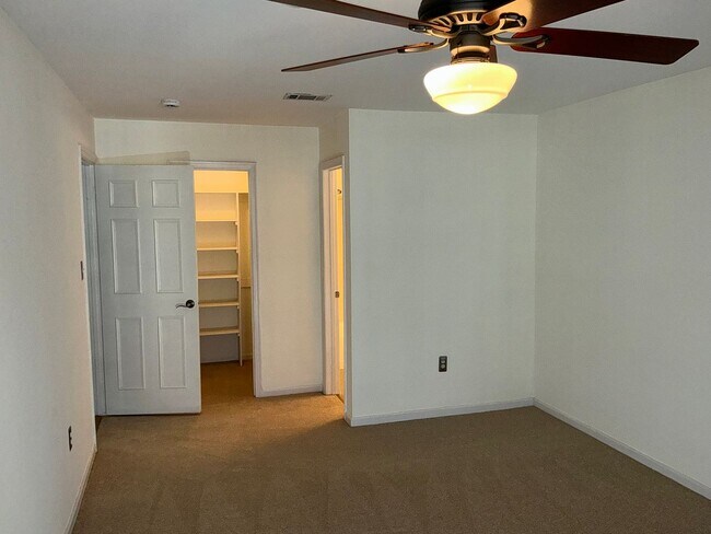 Building Photo - Very well maintained 2 bedroom 2 full 2 half upper floor condo with loft, located in the desired ...