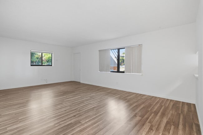 Building Photo - 800 Lighthouse Dr