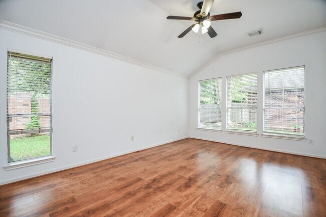 Building Photo - 535 Avery Dr