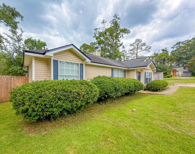Building Photo - LOVELY SE 3/2 w/ New Paint, Fireplace, Fenced Yard, Vaulted Ceilings, Washer/Dryer, & No Carpet! ...