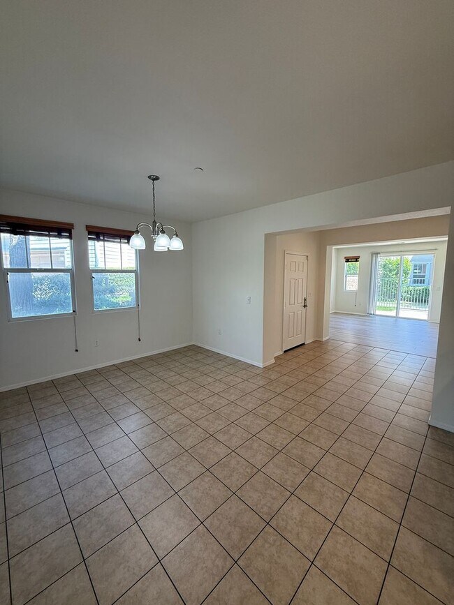 Building Photo - Beautiful 4 Bedroom, 2 1/2 Bathroom Townho...