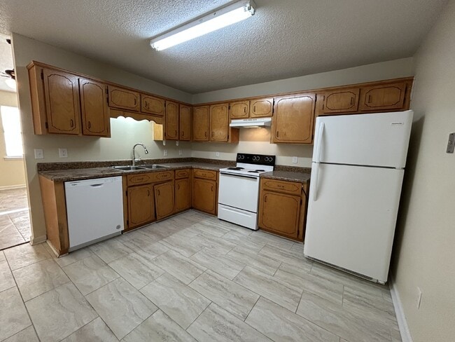 Building Photo - Home For Rent