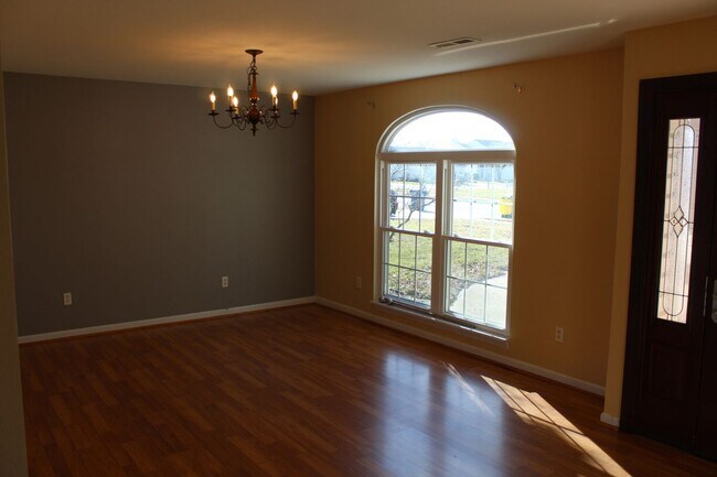 Building Photo - Beautiful 4 BR w/fenced yard in Brownsburg!