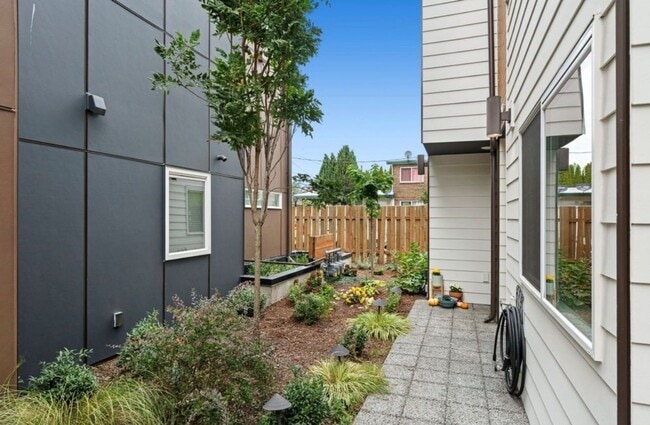 Building Photo - 5915 California Ave SW