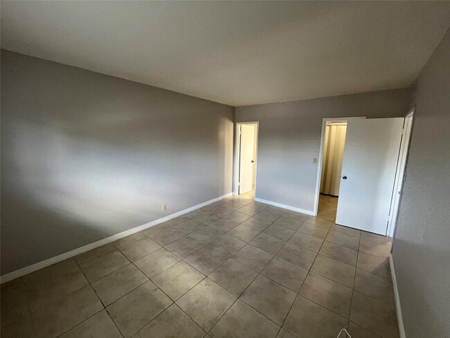 Building Photo - 2020 NE 56th St