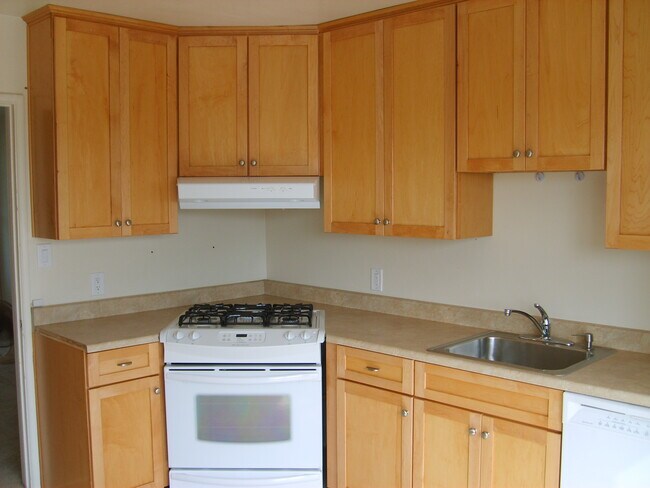 Building Photo - 4851 Iroquois Ave