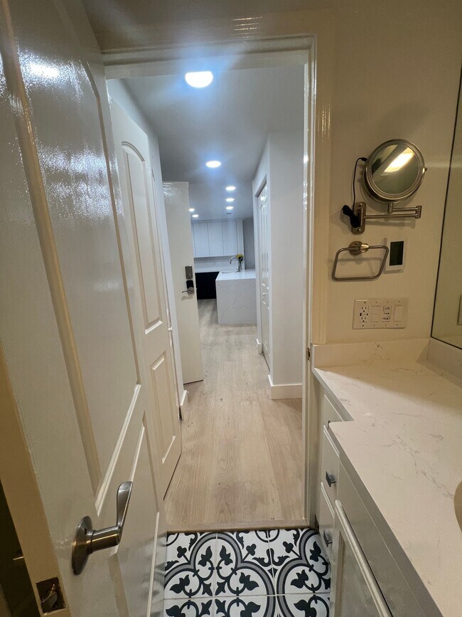 Building Photo - 910 W Hallam St