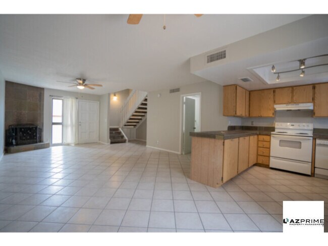 Building Photo - Welcome to this Lovely 2/1.5 Phoenix Condo...