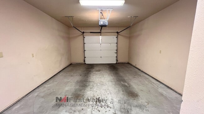 Building Photo - 3 Bedrooms, 2 Baths and a Single Car Garage