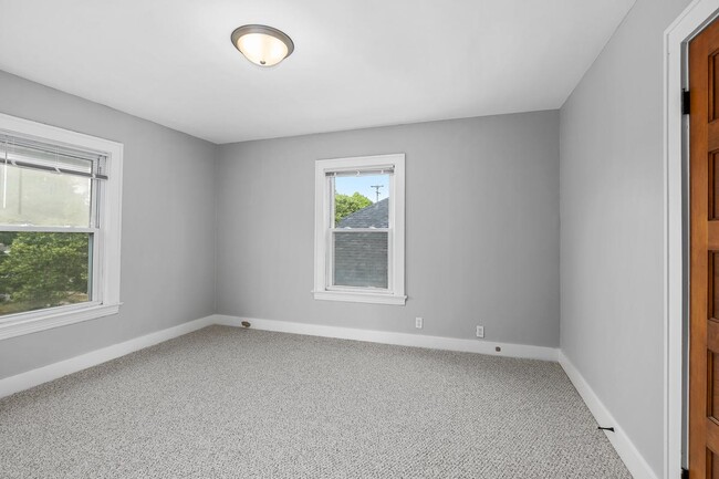 Building Photo - 220 Valley Ave SW