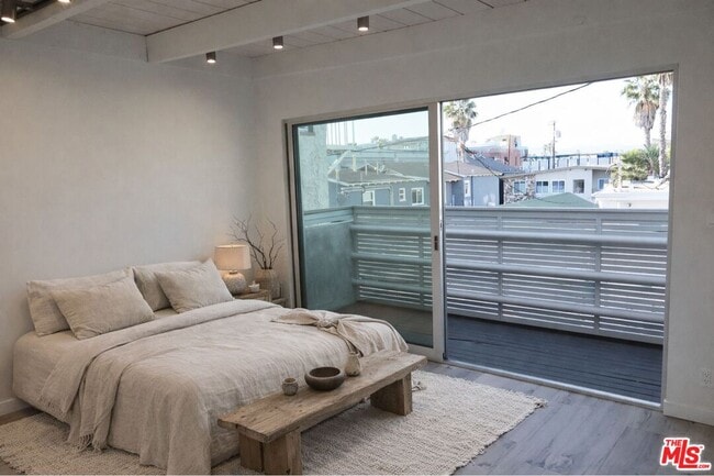 Building Photo - 21 1/2 Wavecrest Ave