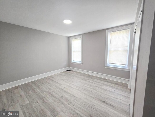 Building Photo - 5011 Larchwood Ave
