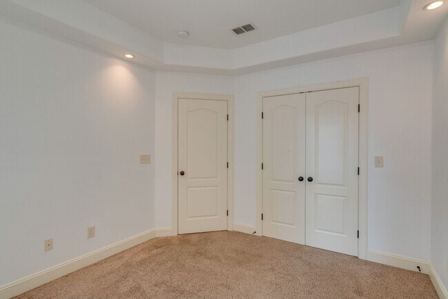 Building Photo - Stunning 3BE/2.5BA home in the heart of Ho...