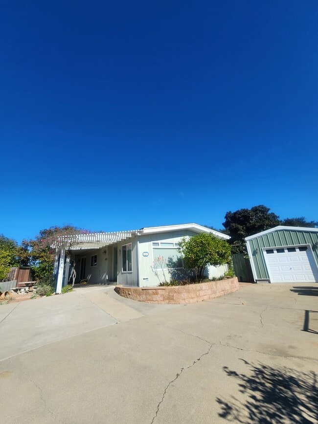 Building Photo - Adorable Retro Chic Home