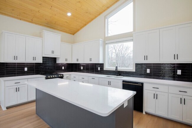 Building Photo - 4 Romine Pl