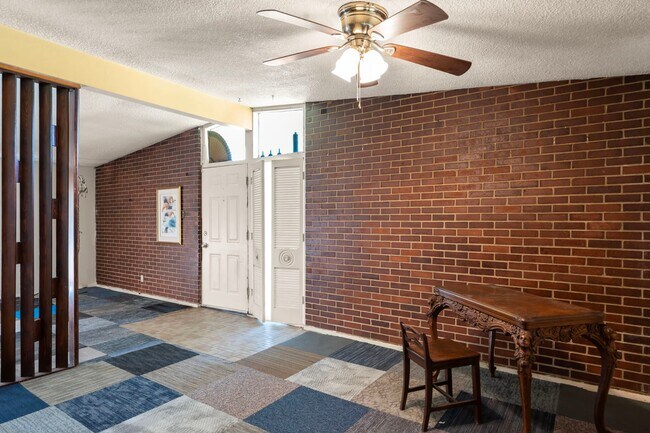Building Photo - 6452 Evergreen Blvd