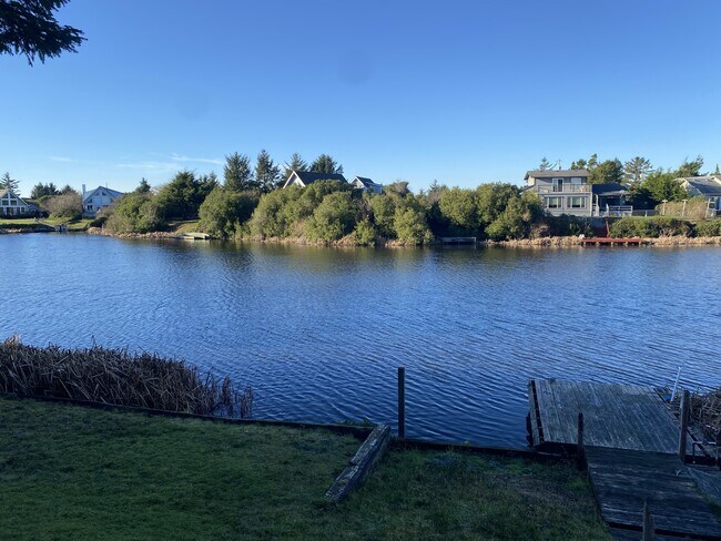 Building Photo - 348 Cockle St SW