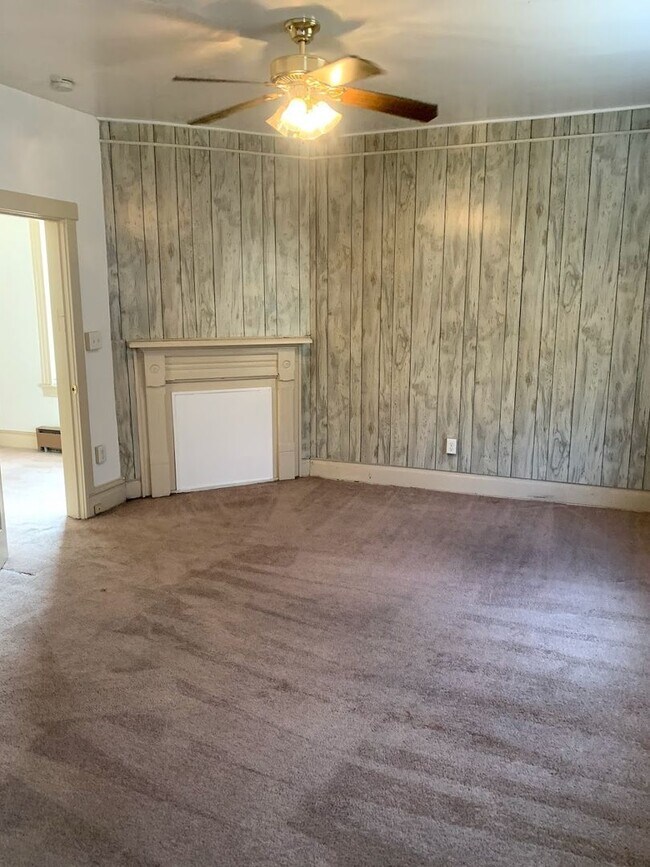 Building Photo - 2/1 Apartment in Highland Park - Available Now!