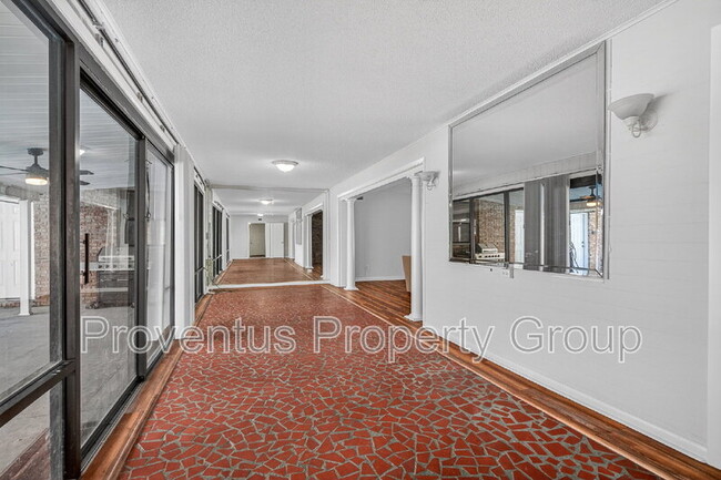 Building Photo - 8 Manor Dr