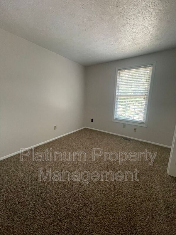 Building Photo - 10500 Worthington Hills Manor