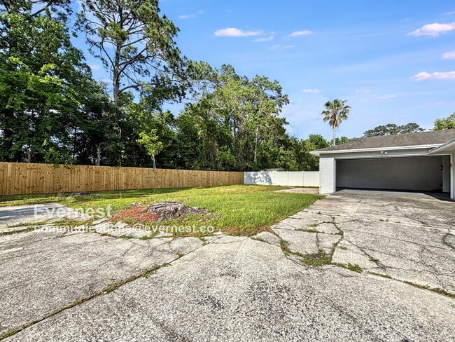 Building Photo - 1327 Chablis Ct N
