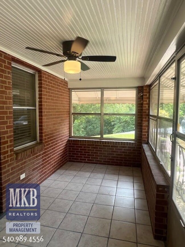 Building Photo - 2-Possibly 3 Bedroom completly remodeled h...