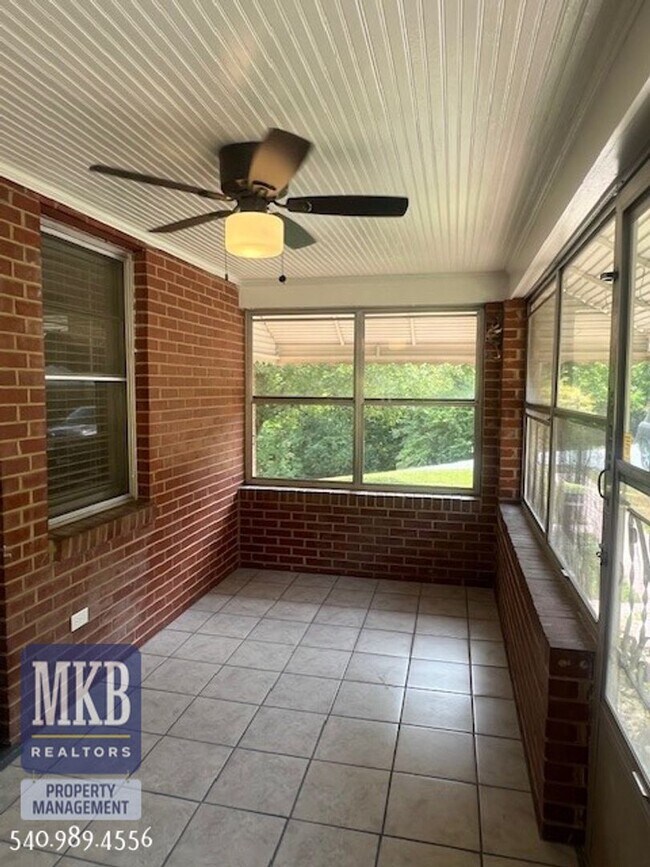 Building Photo - 2-Possibly 3 Bedroom completly remodeled home in Clearbrook SPECIAL!!! $500.00 off the first mont...