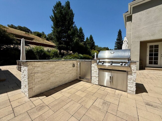 Building Photo - Stunning, Furnished 4 Bed 3.5 Bath + Offic...