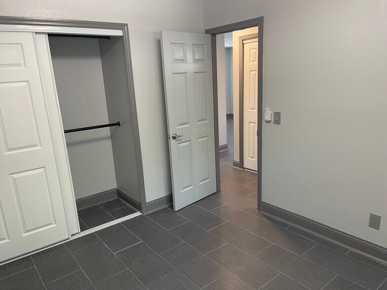 Building Photo - 7917 Lakeshore Dr