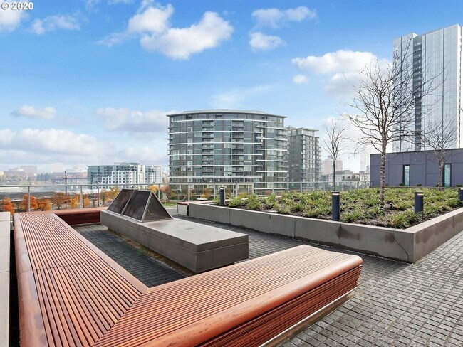 Building Photo - First Month's Rent FREE! Stunning East facing Pearl District condo located in The Vista Condomini...