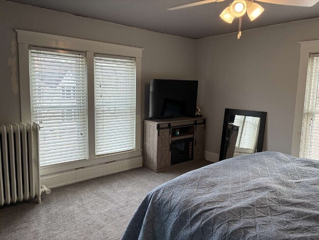 Building Photo - 4 Bed 1.5 Bath Off State Street Available June 1st!