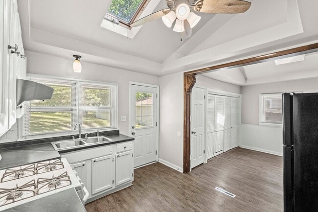 Building Photo - 3 Bedroom Home Available NOW