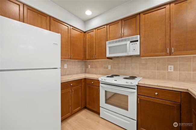 Kitchen - 11004 NE 11th St