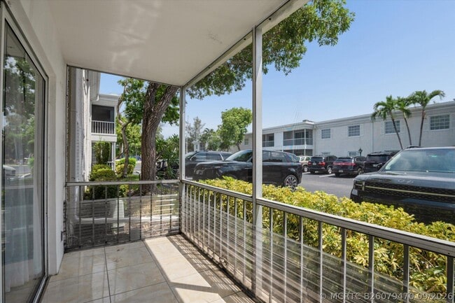 Building Photo - 6287 Bay Club Dr