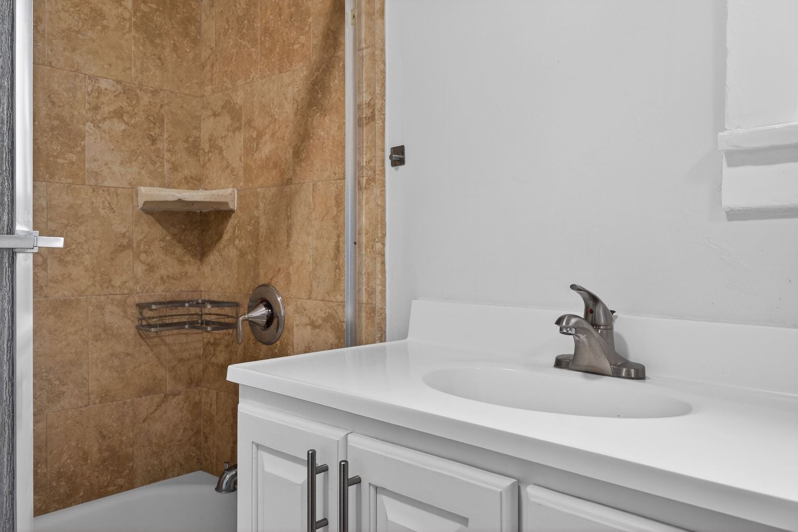 Building Photo - 905 Cherry Ave