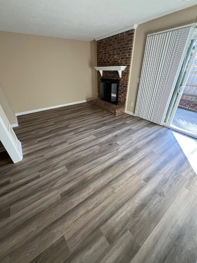 Building Photo - 917 Shelby Dr