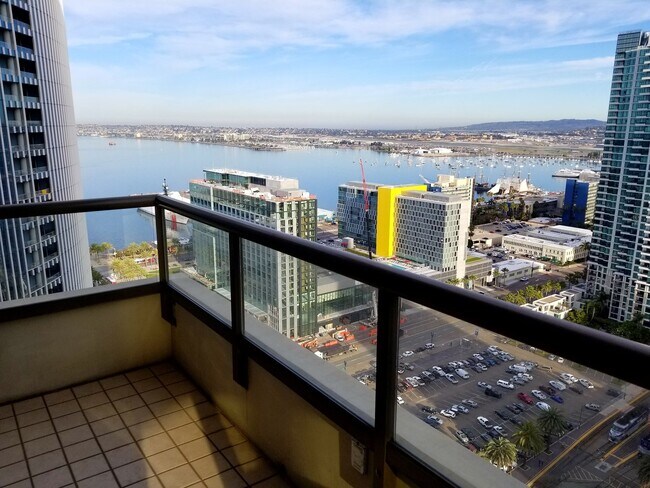 Building Photo - Electra! Spectacular Water and City views ...