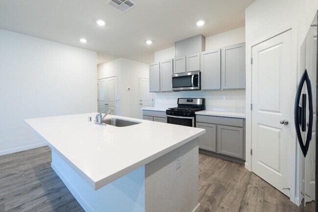 Building Photo - 4 bedroom 2 bath