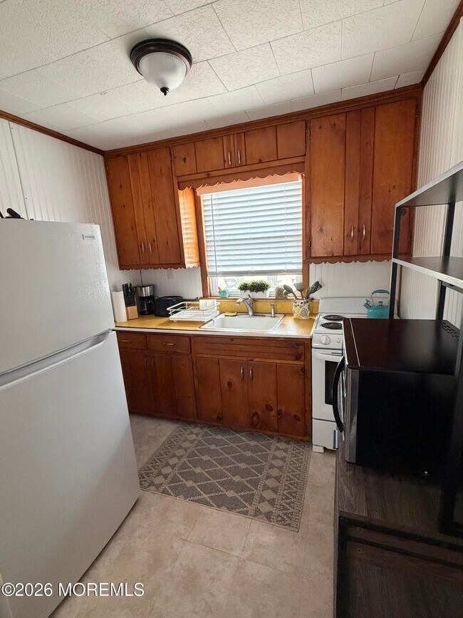 Building Photo - 410 8th Ave