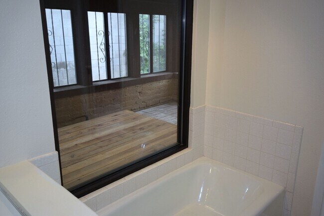 Building Photo - 6008 Quemado Dr NE