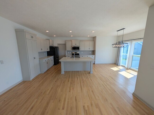 Building Photo - 5011 Clearwater Dr