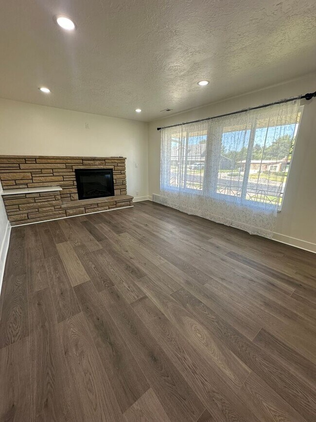 Building Photo - Deposit Moves You In! Modern 4-Bedroom Hom...